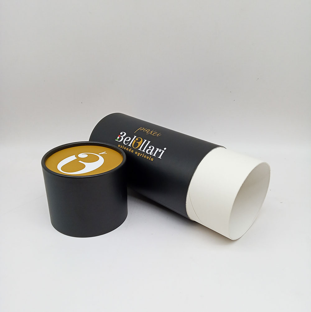 tube en carton à proximité