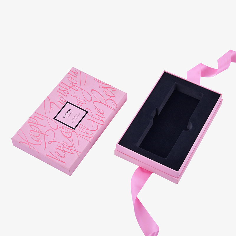 amigos desnudos dan tubo de regalo