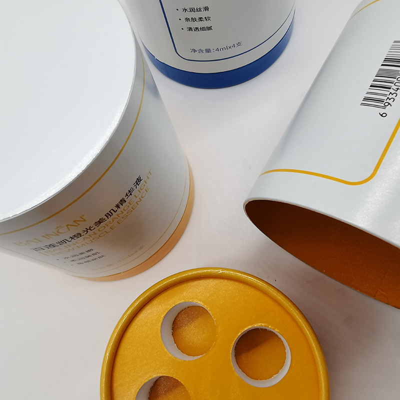 Les inserts en mousse supportent le tube en papier kraft